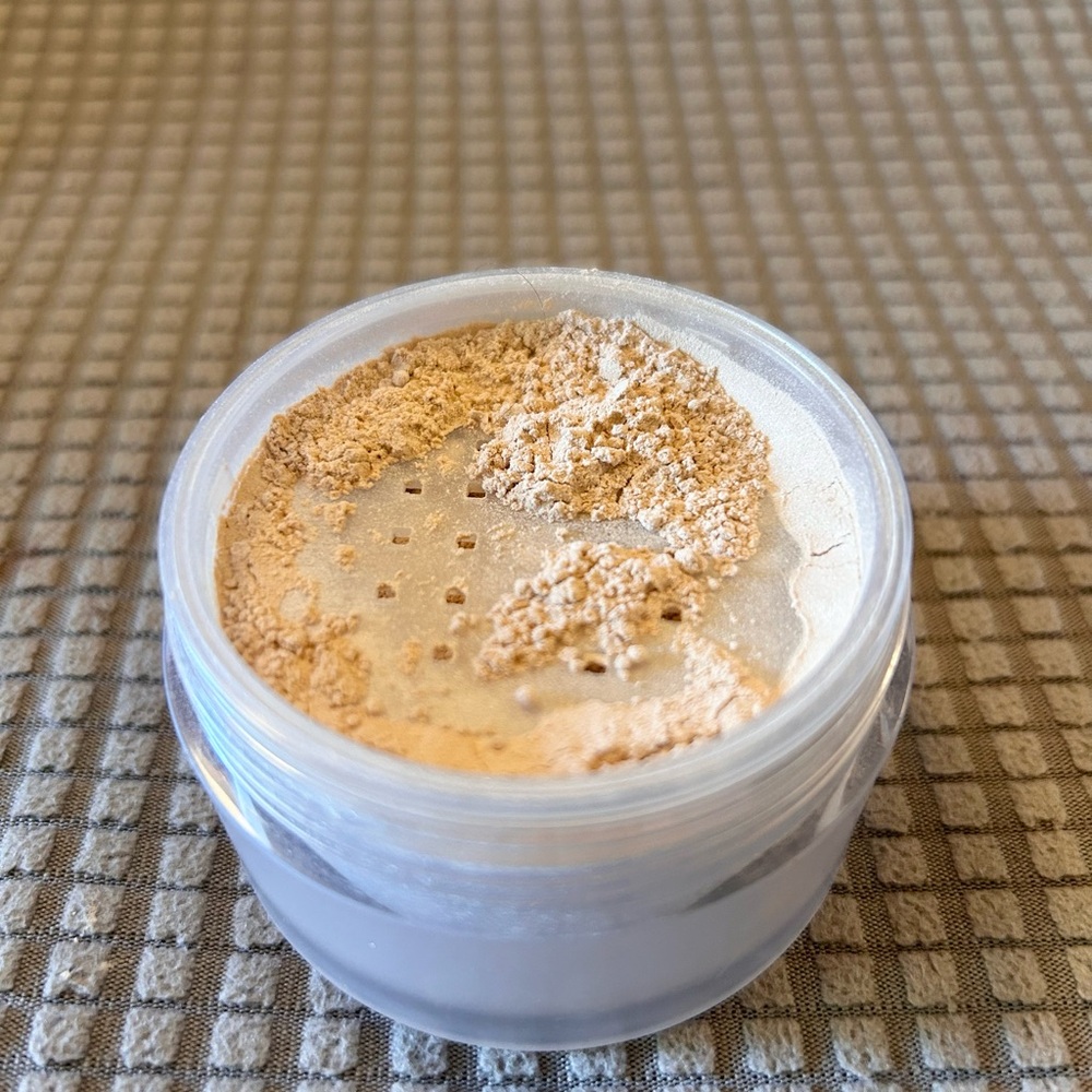 Laura Mercier Translucent Loose Setting Powder - Glow - Picture 3 of 4